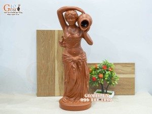 Tượng gốm đất đỏ dáng Cô gái đổ nước, cao 67cm