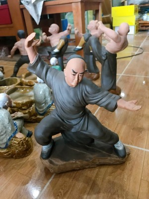 Tượng gốm Hoàng Phi Hồng áo đen cao 33cm