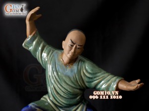 Tượng gốm Hoàng Phi Hồng men màu, múa thái cực quyền cao 33cm