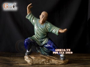 Tượng gốm Hoàng Phi Hồng men màu, múa thái cực quyền cao 33cm
