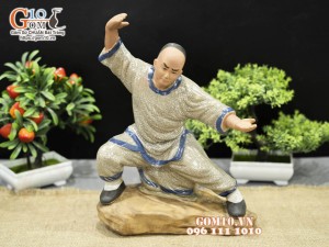 Tượng gốm Hoàng Phi Hồng men rạn, múa thái cực quyền cao 33cm