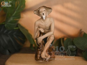 Tượng gốm hút thuốc lào men màu, cao 17cm