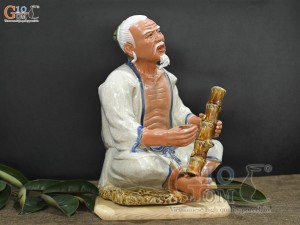 Tượng gốm hút thuốc lào men rạn, cao 30cm