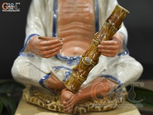 Tượng gốm hút thuốc lào men rạn, cao 30cm