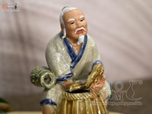 Tượng gốm lão nông bắt cá men rạn, cao 16cm