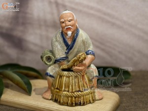 Tượng gốm lão nông bắt cá men rạn, cao 16cm