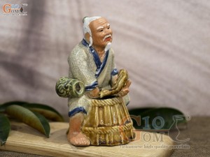 Tượng gốm lão nông bắt cá men rạn, cao 16cm