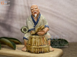 Tượng gốm lão nông bắt cá men rạn, cao 16cm
