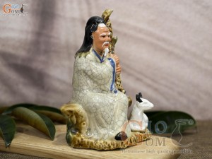 Tượng gốm lão nông chống gậy men rạn, cao 16cm