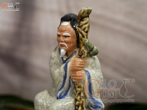 Tượng gốm lão nông chống gậy men rạn, cao 16cm