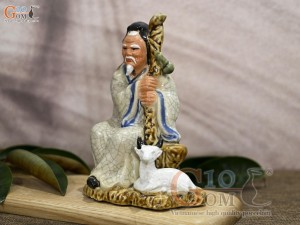 Tượng gốm lão nông chống gậy men rạn, cao 16cm