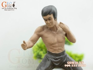 Tượng gốm Lý Tiểu Long luyện võ thế 2, cao 29cm