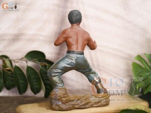 Tượng gốm Lý Tiểu Long luyện võ thế 2 men màu, cao 23cm