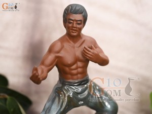 Tượng gốm Lý Tiểu Long luyện võ thế 2 men màu, cao 23cm