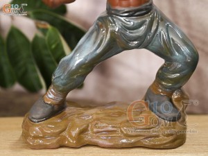 Tượng gốm Lý Tiểu Long luyện võ thế 2 men màu, cao 23cm