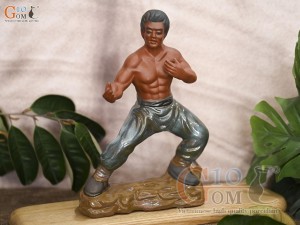 Tượng gốm Lý Tiểu Long luyện võ thế 2 men màu, cao 23cm