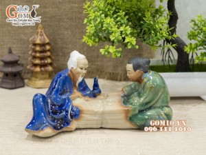 Tượng gốm men màu dáng Chơi cờ, dài 16cm