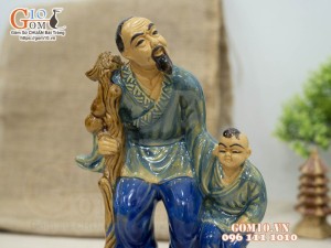 Tượng gốm men màu dáng Lão nông dắt cháu, cao 21cm