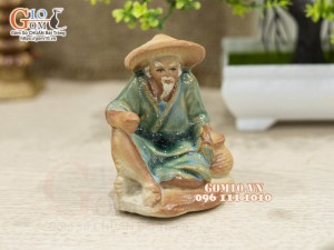 Tượng gốm men màu dáng ông lão cầm giỏ, cao 9cm (Màu xanh ngọc)