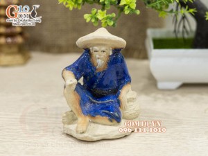 Tượng gốm men màu dáng ông lão cầm giỏ, cao 9cm (màu xanh bích)