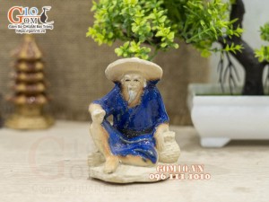 Tượng gốm men màu dáng ông lão cầm giỏ, cao 9cm (màu xanh bích)