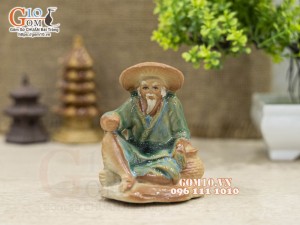 Tượng gốm men màu dáng ông lão cầm giỏ, cao 10cm (Màu xanh ngọc)