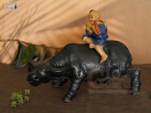 Tượng gốm Mục Đồng cưỡi trâu, dài 32cm