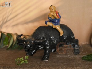 Tượng gốm Mục Đồng cưỡi trâu, dài 32cm