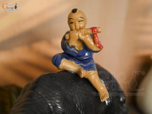 Tượng gốm Mục Đồng cưỡi trâu, dài 32cm