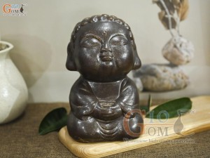 Tượng gốm ngồi An Nhiên màu nâu, cao 20cm