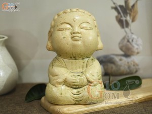 Tượng gốm ngồi An Nhiên màu vàng, cao 20cm