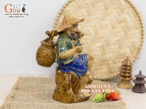 Tượng gốm ông lão gánh giỏ, cao 22cm