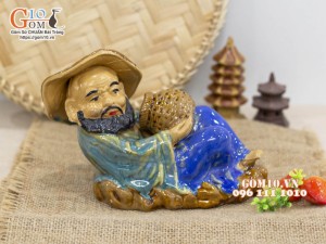 Tượng gốm ông lão ôm giỏ, cao 13cm