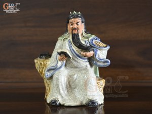 Tượng gốm Quan Công đọc sách men rạn, cao 18cm