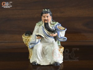 Tượng gốm Quan Công đọc sách men rạn, cao 18cm