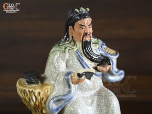 Tượng gốm Quan Công đọc sách men rạn, cao 18cm