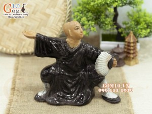 Tượng gốm đạo sĩ áo nâu luyện võ, cao 19cm