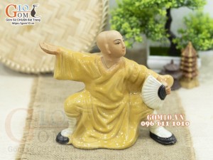 Tượng gốm đạo sĩ áo vàng luyện võ, cao 19cm
