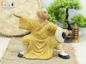 Tượng gốm đạo sĩ áo vàng luyện võ, cao 19cm