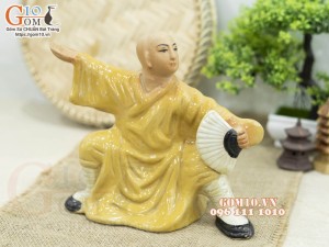 Tượng gốm đạo sĩ áo vàng luyện võ, cao 19cm