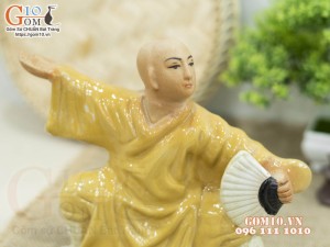 Tượng gốm đạo sĩ áo vàng luyện võ, cao 19cm