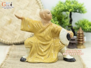 Tượng gốm đạo sĩ áo vàng luyện võ, cao 19cm