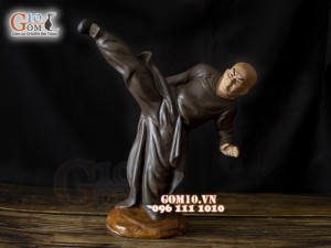 Tượng gốm võ sư áo nâu thế đá chân cao 30cm