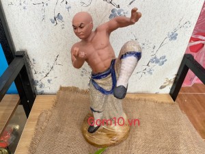 Tượng gốm võ sư đấu võ thế 3 men rạn, cao 32cm