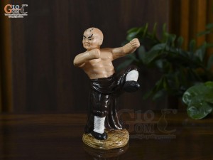 Tượng gốm võ sư La Hán nâu, cao 16.5cm (thế 3)