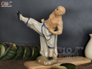 Tượng gốm võ sư men rạn thế đá chân, cao 27cm