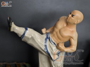 Tượng gốm võ sư men rạn thế đá chân, cao 27cm