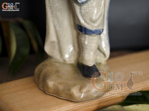 Tượng gốm võ sư men rạn thế đá chân, cao 27cm