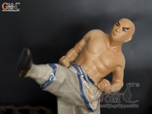 Tượng gốm võ sư men rạn thế đá chân, cao 27cm