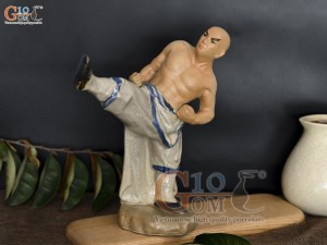 Tượng gốm võ sư men rạn thế đá chân, cao 27cm